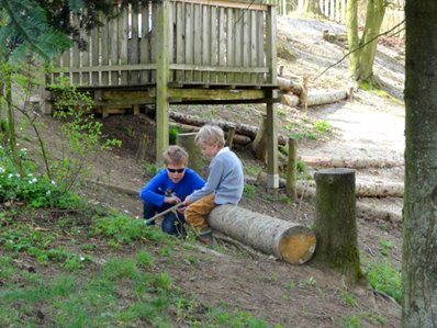 Spielen im Wald