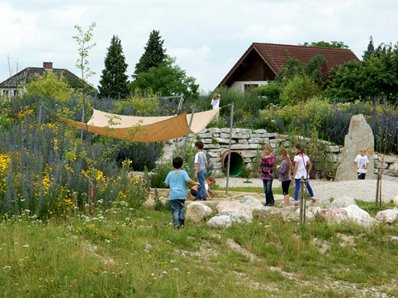 Hüpfsteine, Sonnensegel und Spielhügel